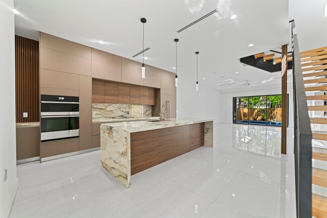 Building Photo - 1314 NE 13th Ave