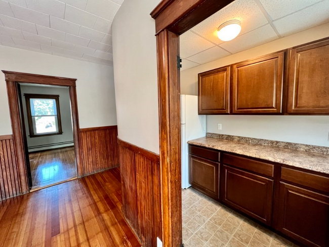 Building Photo - 308 Pleasant St
