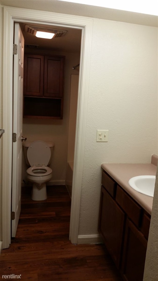 Building Photo - 802 Skywood Dr