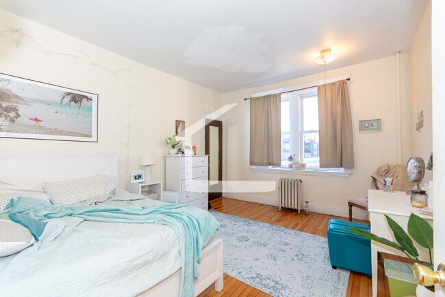 Building Photo - NO FEE***IF YOU HASE 6 PEOPLE COME SEE THIS ASAP  , IT WILL BE GONE IN A BLINK  !!