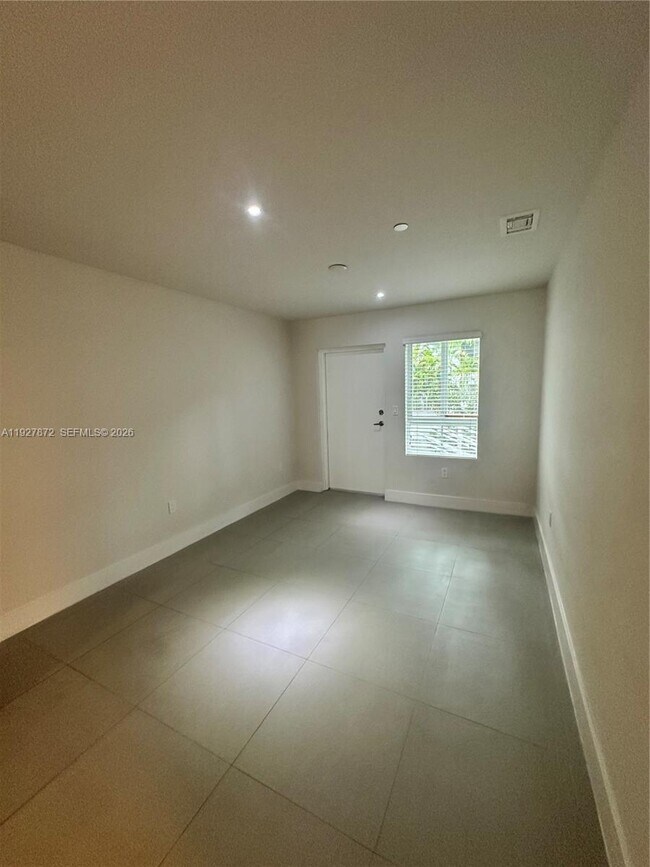 Foto del edificio - 2555 NE 193rd St