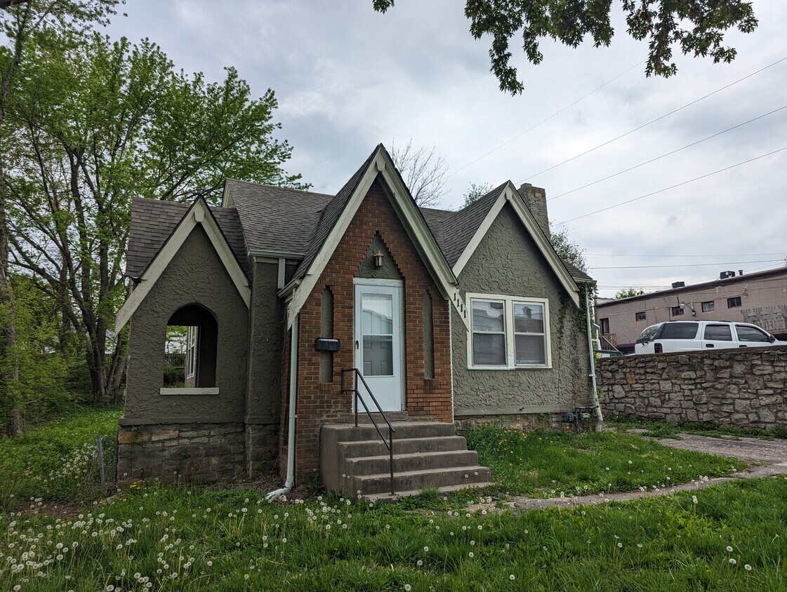 Primary Photo - 1111 E 76th Ter