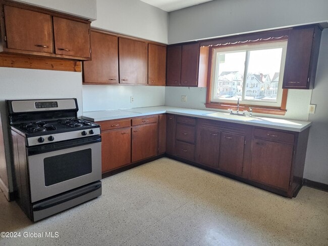 Building Photo - 27 McClellan St