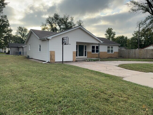 Foto del edificio - "Charming 3-Bedroom Home with 2 Full Baths and 1580 Sq Ft of Living Space in Wichita!"