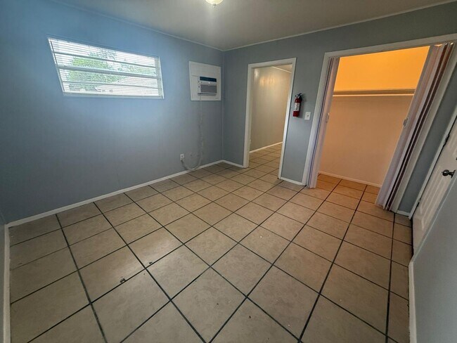 Foto del edificio - Charming 1 bedroom in the heart of St Petersburg ! Apply for FREE This Holiday Season!