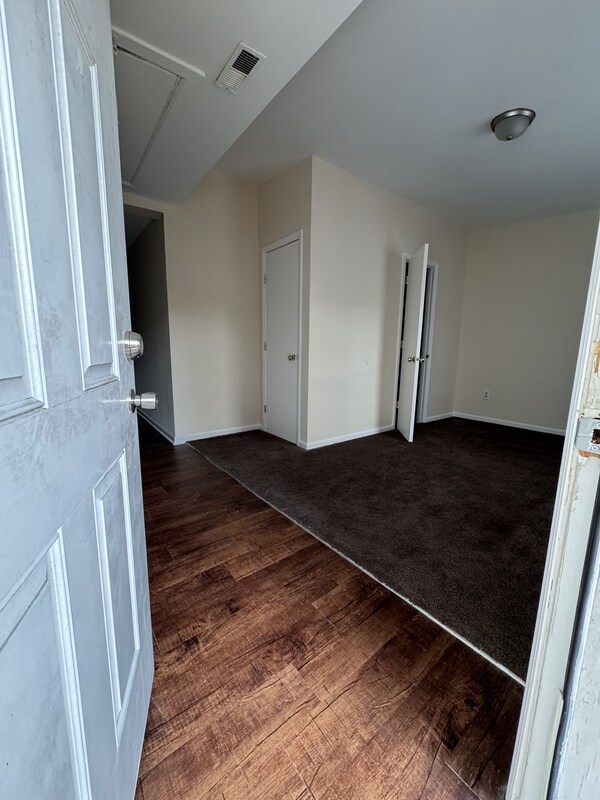 Foto del edificio - 1323 E 10th St