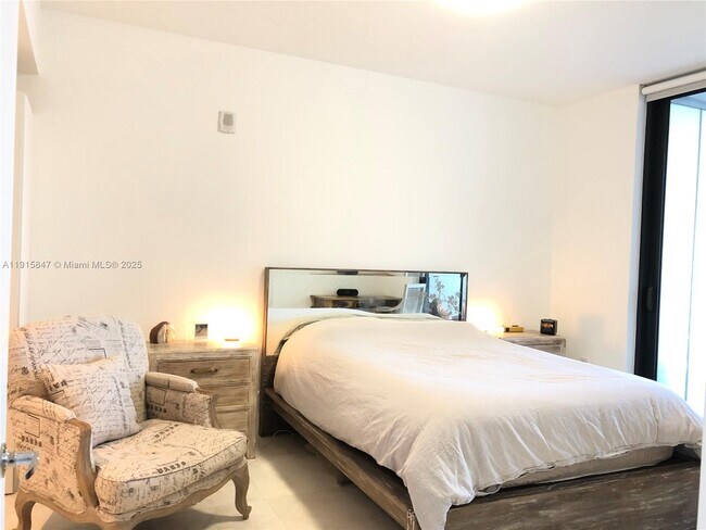 Building Photo - 1010 Brickell Ave