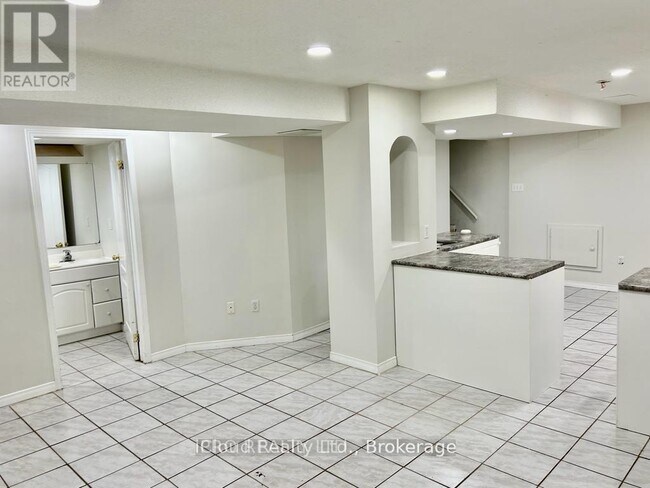 Photo du bâtiment - 3755 ALTHORPE- BASEMENT CIRCLE