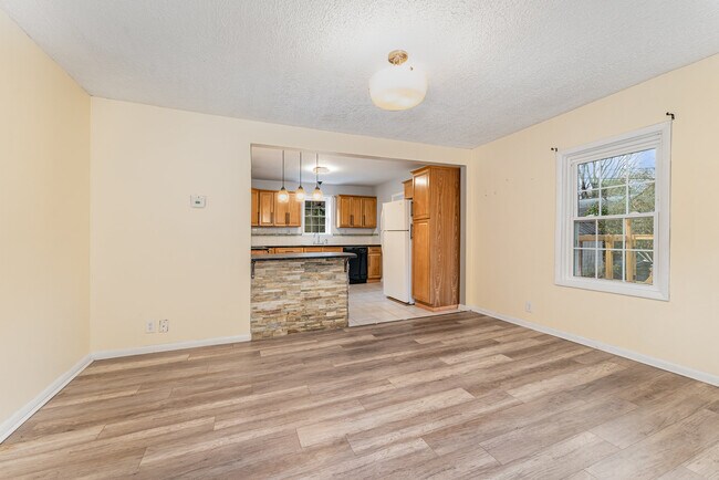 Foto del edificio - 7831 Summerfield Rd