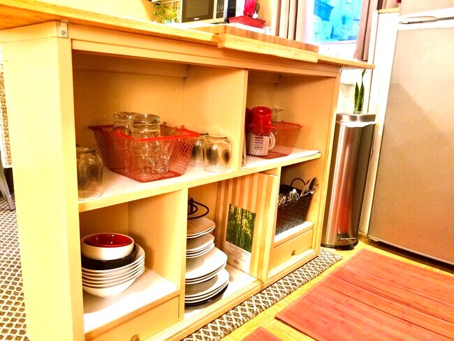 Fully Stocked Kitchen necessities - 806 W Clark St