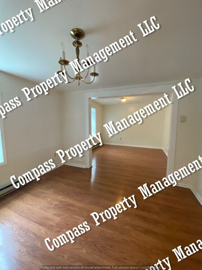 Building Photo - $1195 - 2 Bed, 1 Bath 1st Floor Apartment ...