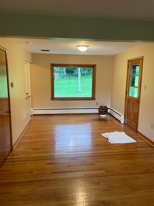 Building Photo - 694 White Oak Ln