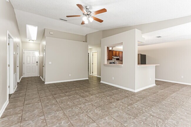 Foto del edificio - 8338 Lakemont Dr