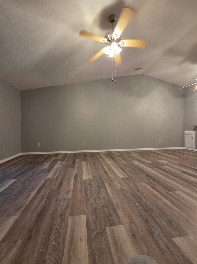 Great Room - 829 Applewood Ln