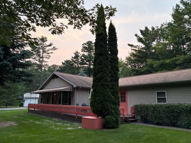 Building Photo - Charming 2BR House in Au Gres