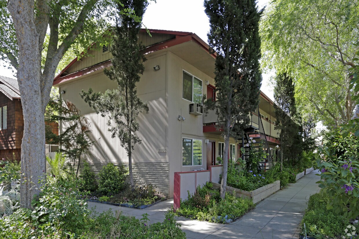 Building Photo - 2500 Q St