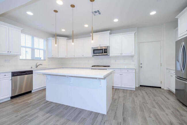 Building Photo - Spacious Irvine 3 Bedroom with Amenities