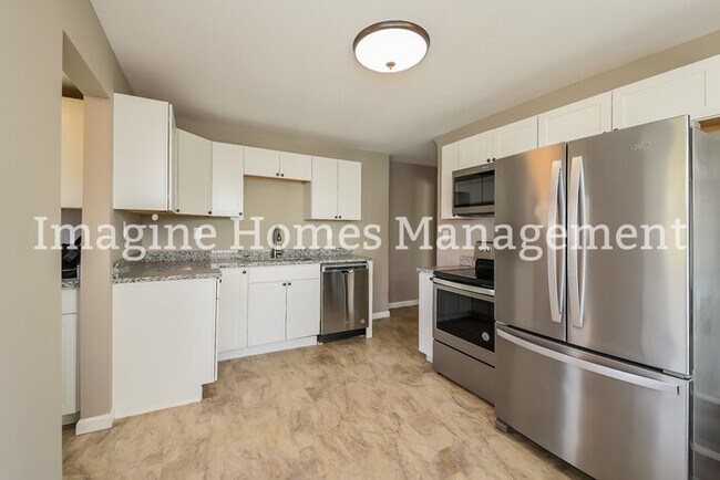 Foto del edificio - Freshly Remodeled 3 Bedroom Duplex in Lake...