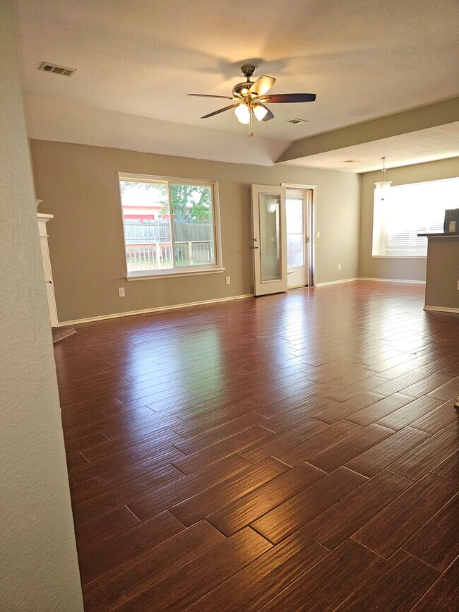 Sala de estar y comedor - 5704 SE 87th St