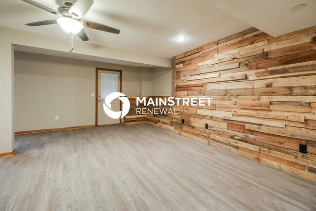 Foto del edificio - 4 Bedroom Pet-Friendly Home in Kearney, MO with Main Street Renewal