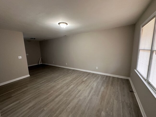 Building Photo - 2 Bedroom Duplex