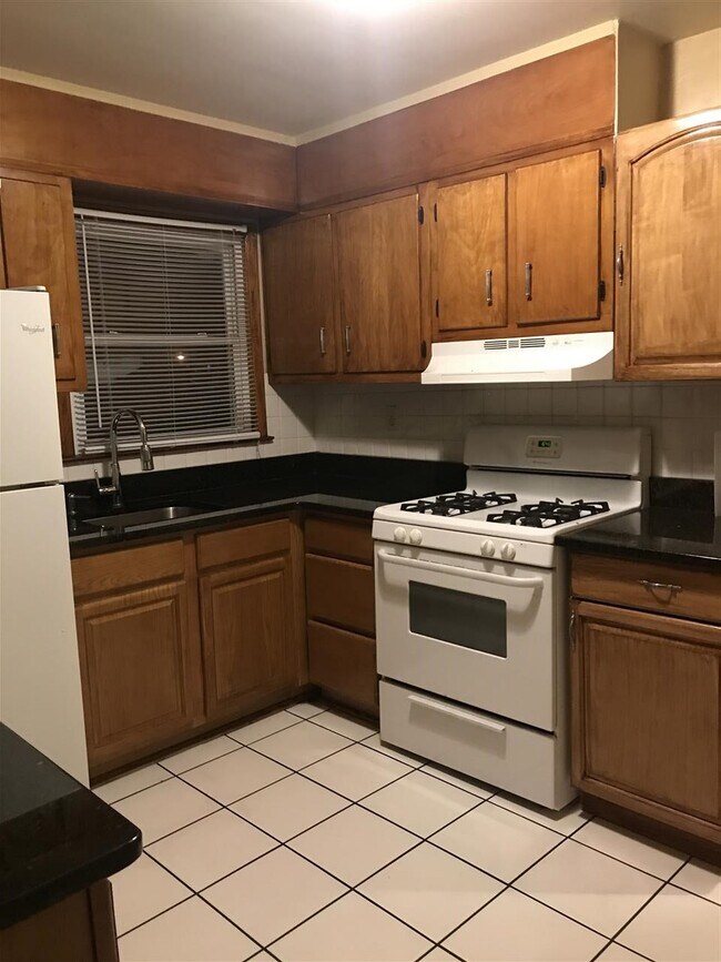 Foto del edificio - 243-245 Boyd Ave
