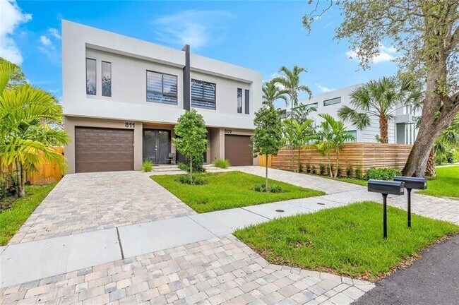 Building Photo - 811 SW 10th Terrace