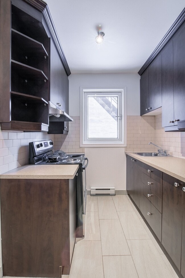 Building Photo - 5552 Snowdon Street