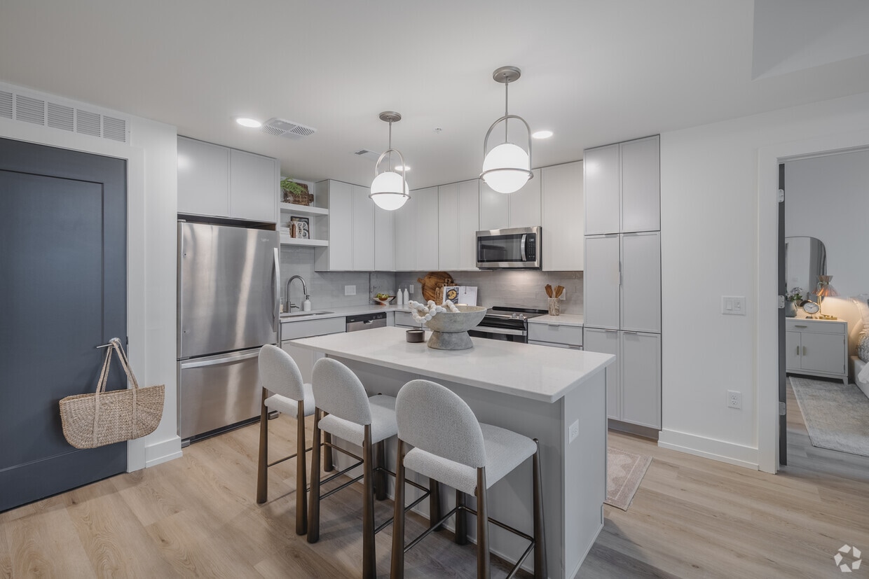 Primary Photo - LC Line & Low