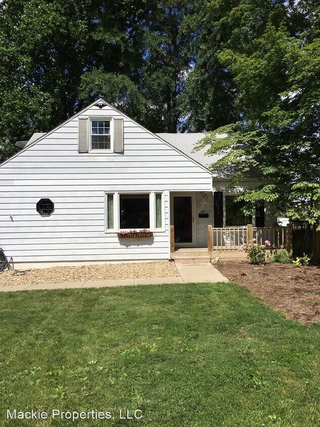 4 br, 2 bath House 327 North Roosevelt House Rental in Bloomington