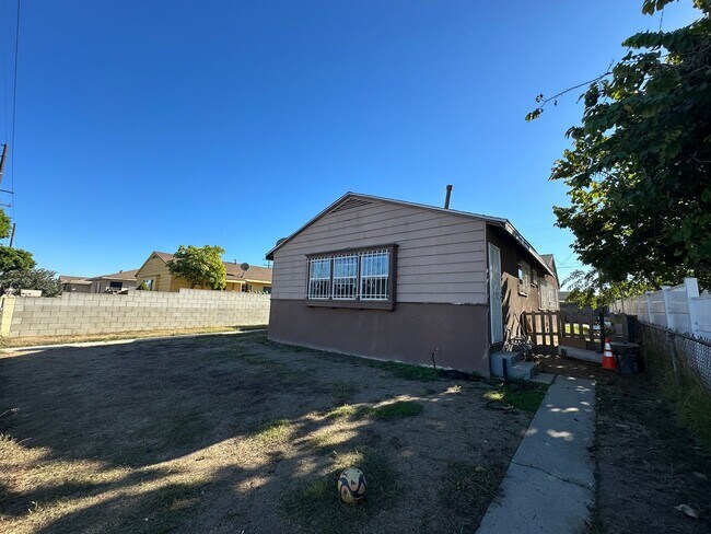 Building Photo - Compton Duplex