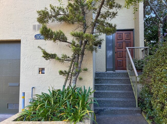 Foto del edificio - Updated 3BR Townhome in Forest Knolls with parking