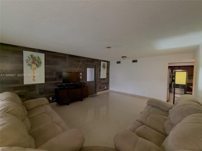 Foto del edificio - 325 W Laurel Dr