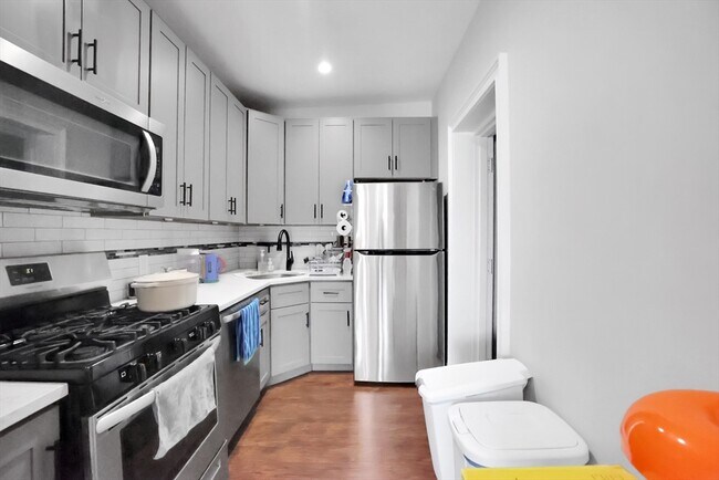 Foto del edificio - 284 E 8th St