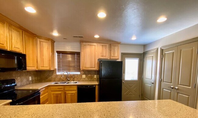 Building Photo - SPACIOUS TOWNHOME AVAILABLE FOR RENT