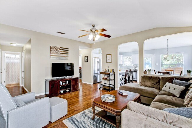 Foto del edificio - Stunning Open-Concept Home with Modern Amenities and Prime Location