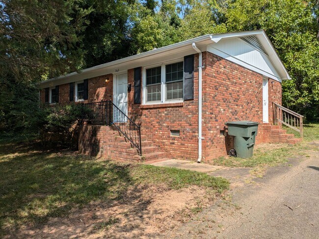 Building Photo - Cute All Brick Ranch Close to Mooresville ...