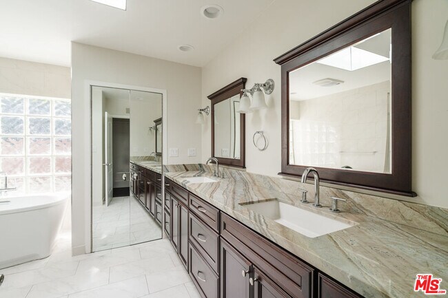 Foto del edificio - 15649 Woodfield Pl