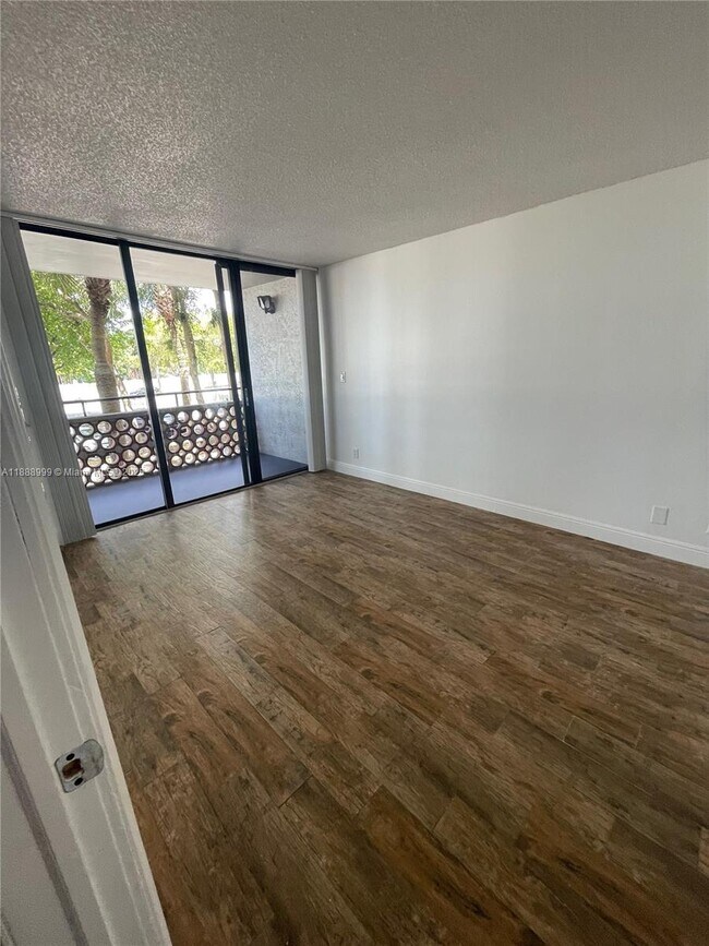 Foto del edificio - 4222 Inverrary Blvd