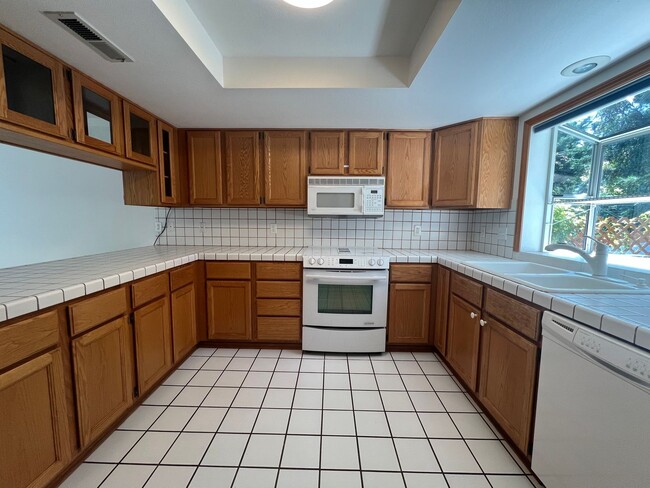 Building Photo - Three bedroom townhouse near Ashland Commu...