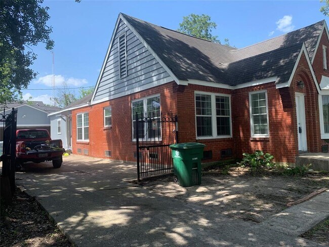 Building Photo - 3112 Isabella St