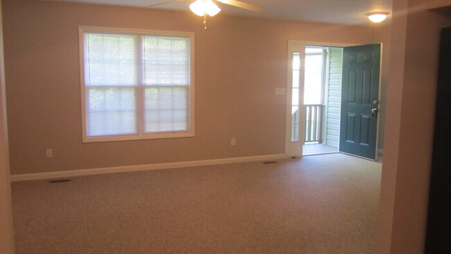 Building Photo - Great Location to School, Restaurants and ...
