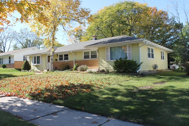 Building Photo - 526 S 16th Ave