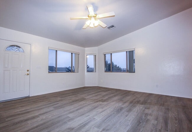 Foto del edificio - 4531 N Spring Dr