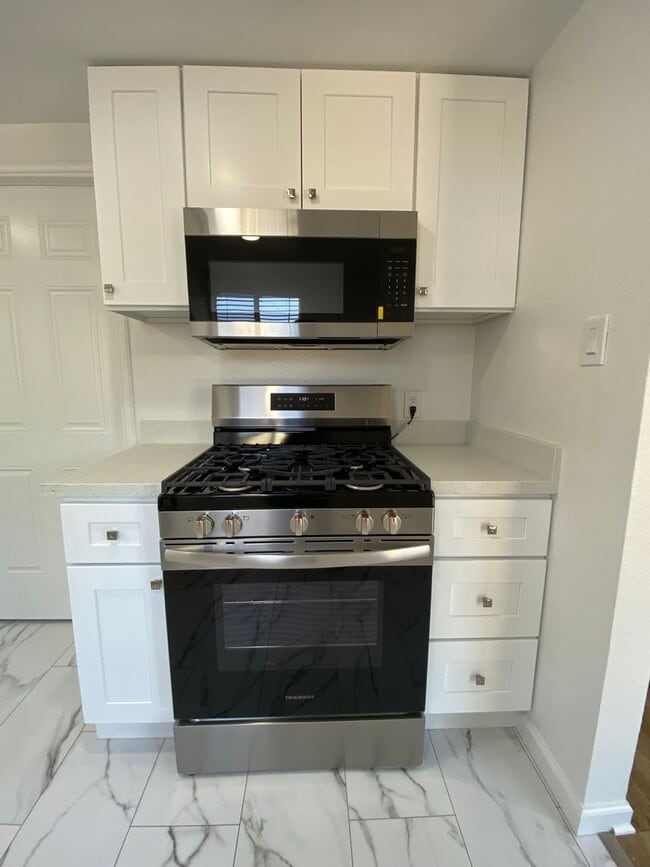 Building Photo - 3 BD/ 1BATH HOUSE LOCATED NEAR DOWNTOWN VA...