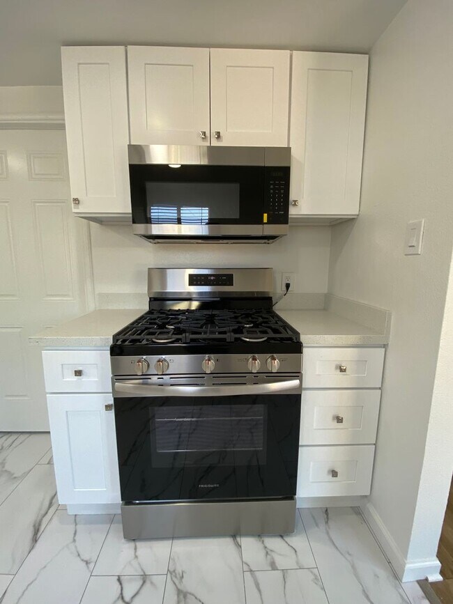 Foto del edificio - 3 BD/ 1BATH HOUSE LOCATED NEAR DOWNTOWN VA...