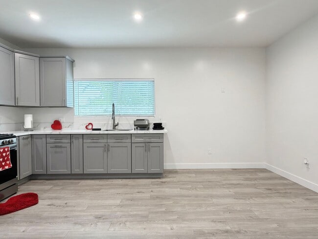Building Photo - **5827 Eastbrook Ave Lakewood** Upstairs 1 bedroom 1 bath !! 2 weeks free OAC !!