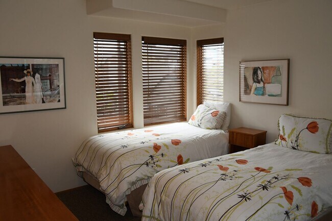 Building Photo - Must see! Tri-level 3 Bedroom 3 bathroom t...
