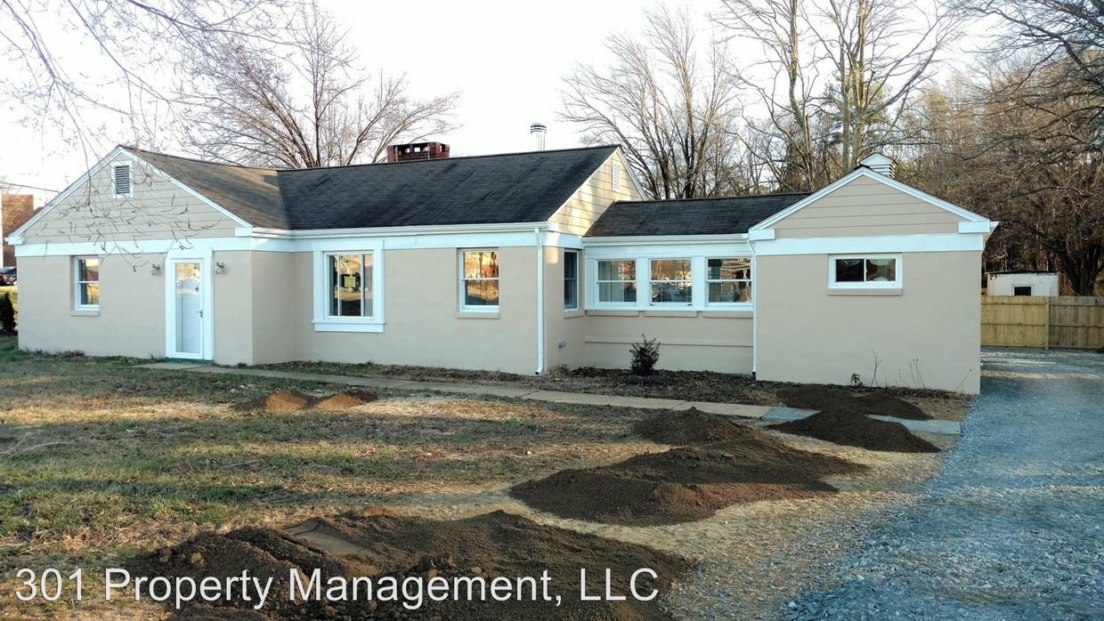 Primary Photo - 11 W Hawthorne Dr