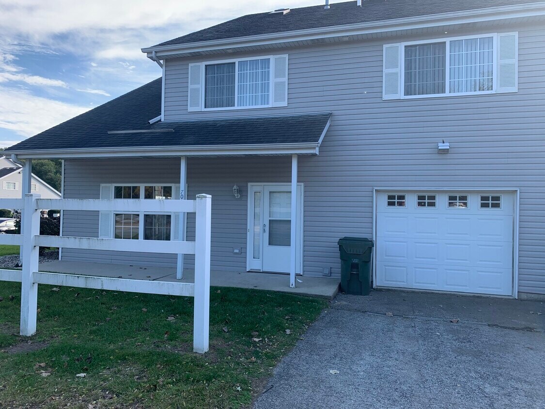 Foto principal - 700 Shady Acres Ln